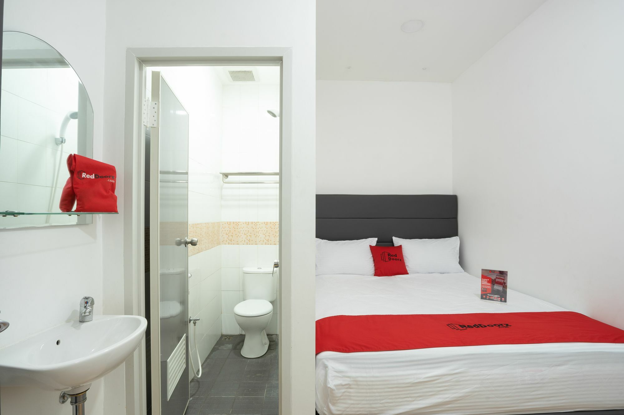 RedDoorz Plus @ Danau Sunter Utara Jakarta Extérieur photo